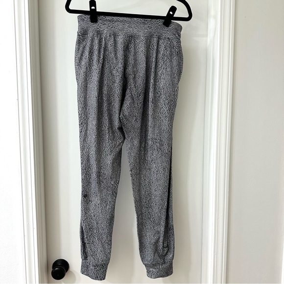 Lululemon Ready to Rulu Pant, Spray Jacquard Black & White Joggers, Size 6 - Picture 10 of 14